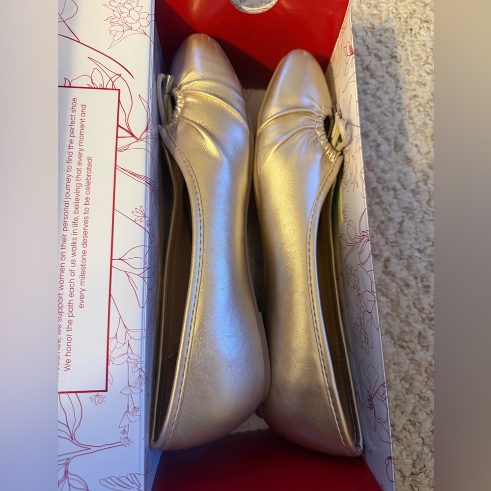 ❤️Journee Square Toe Gold/Platinum Ballet Flats - Picture 2 of 3